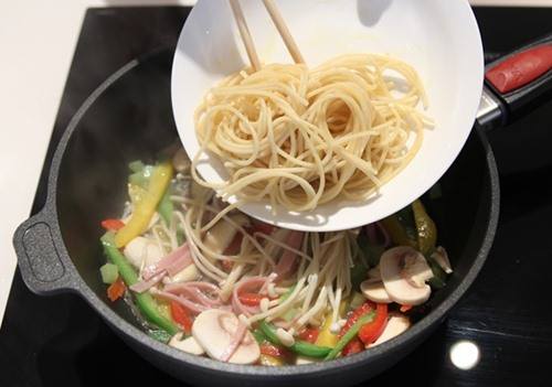 Các bước làm Mì  sốt nấm ngon