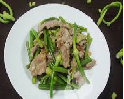 Các bước làm Thịt lợn xào ngồng tỏi ngon