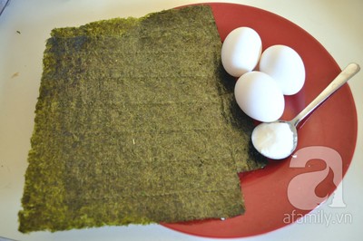 Cách làm Trứng cuộn rong biển ngon.