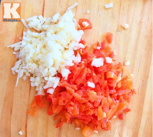 Bí quyết Cách làm tương ớt chua cay mặn ngọt chấm nem chua rán ngon.