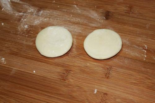 Hướng dẫn cách làm Bột mì cuộn trứng tôm ngon.