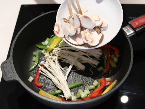 Hướng dẫn cách làm Mì  sốt nấm ngon.