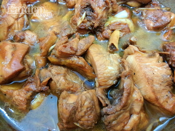 Hướng dẫn cách làm Thịt gà kho tộ cay thơm vị sả ớt ngon.